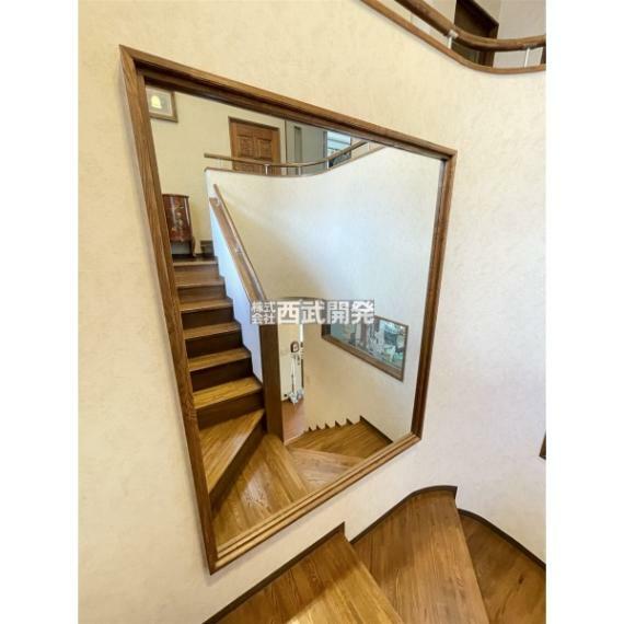 専用部・室内写真 【階段踊場】階段の踊り場には大きな鏡が有ります。お出掛け前の姿見としても、すれ違い時などにも安心です。