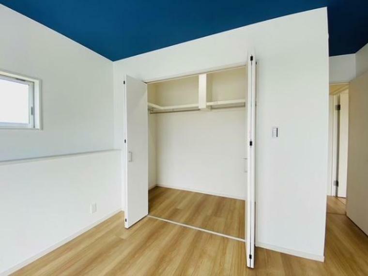 寝室クローゼット。収納スペースをしっかり設けることで、お部屋を広く使うことができます。