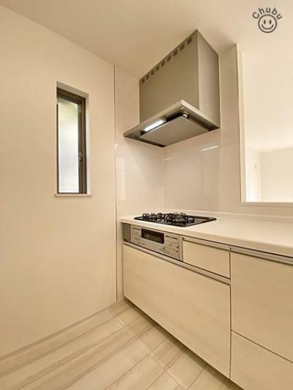 キッチン フラットデザインの整流板の換気扇はデザイン性が高く拭きとりもスムーズに行えます。