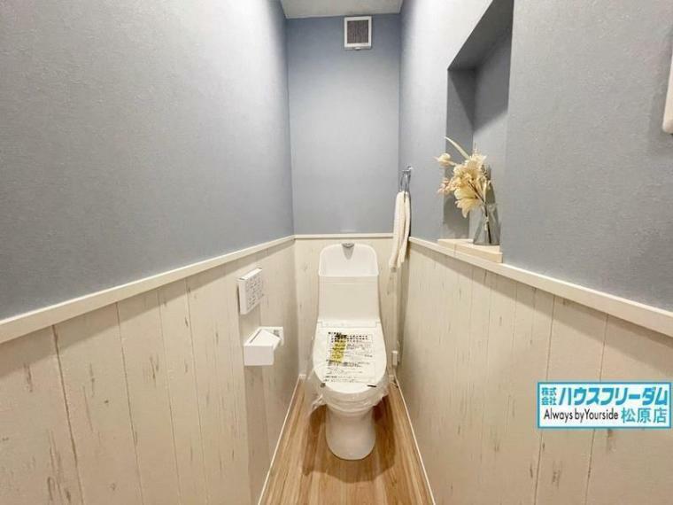 トイレ トイレ 棚に小物を飾れば、更にリラックスできる空間に