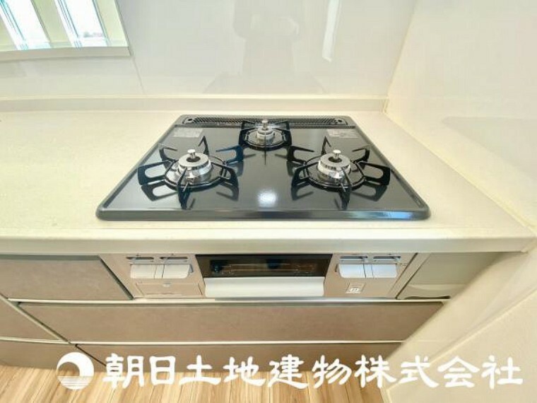 キッチン 料理の幅を拡げてくれる三口コンロの使いやすいシステムキッチンを採用しております。