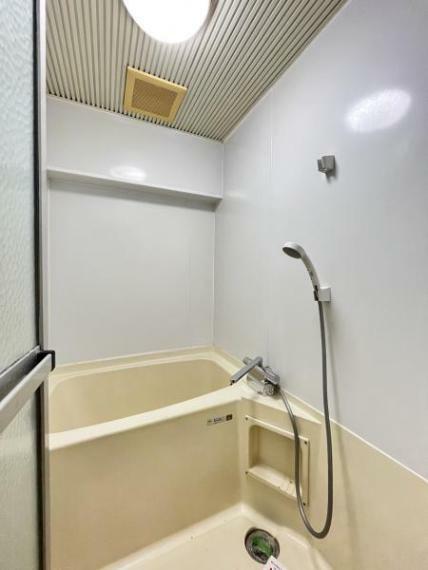 浴室 【現況写真】浴室です。水栓下にシャンプー等を置けるスペースがあります。