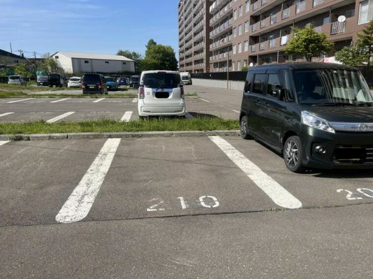 駐車場 【駐車場】月額5000円（2023年11月17日現在）。敷地内駐車場を1台確保しています。