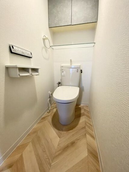 トイレ 【リフォーム済＿トイレ】トイレは2021年製のトイレになりますので、業者により細部までクリーニングを行いました。クロス等は張り替えているため、清潔感を感じる空間になっております。
