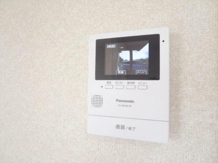 防犯設備 （リフォーム済）インターホンはテレビモニターつきドアホンに交換し、親機をLDKに設置しました。録画もできますので留守中の宅配業者や来客も把握できて便利ですよ。