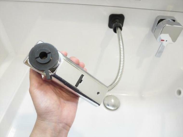 洗面化粧台 （リフォーム済）洗面台のノズルが伸びる給水栓はハンドシャワーとしても使えて洗髪や洗面ボウルのお掃除もラクです。