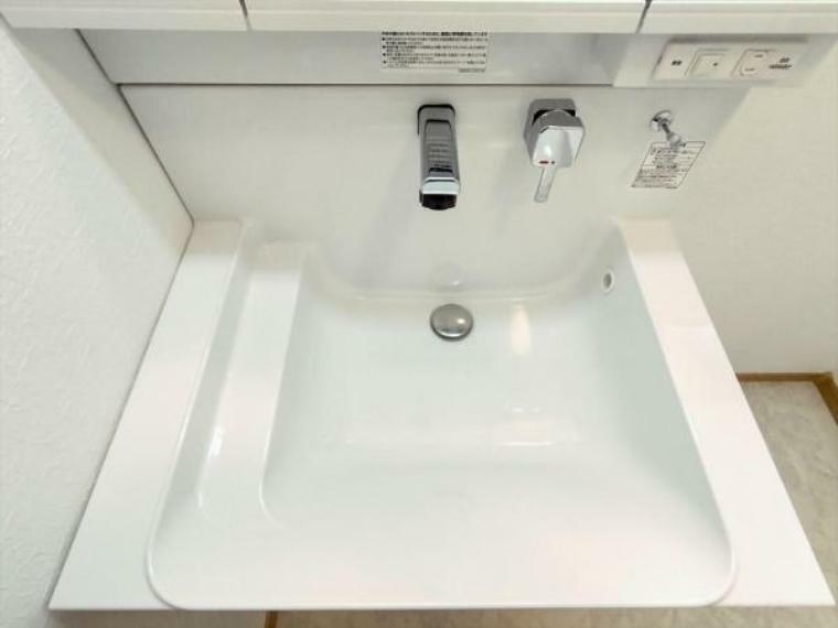洗面化粧台 （リフォーム済）洗面台の幅は75センチありますので、ちょっとした衣類のつけ置きや、手洗いをするのにも重宝しますよ。