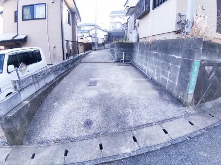 駐車場 【駐車場】旗竿地で侵入路部分が駐車スペースになっております。駐車1台分ですが、奥行きがありますのでバイクや自転車等も置けますし使い方色々できます。