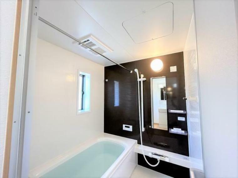 浴室 【新品浴室乾燥機付きユニットバス】浴室は新品のユニットバスに交換しました。足を伸ばせる1坪サイズの広々とした浴槽で、1日の疲れをゆっくり癒すことができますよ。