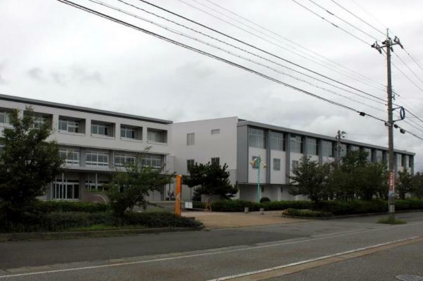 中学校 坂井市立春江中学校まで2000mです。
