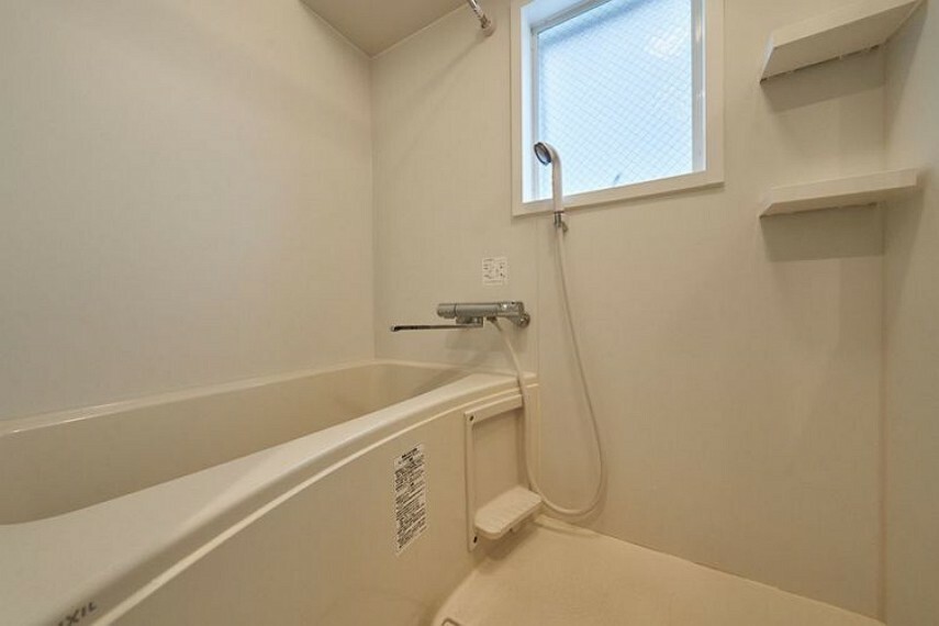 浴室には窓があります。湿気を逃がしやすいため、浴室を清潔に保ちます。また、お掃除もしやすいのが特徴です。