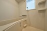 浴室 浴室には窓があります。湿気を逃がしやすいため、浴室を清潔に保ちます。また、お掃除もしやすいのが特徴です。