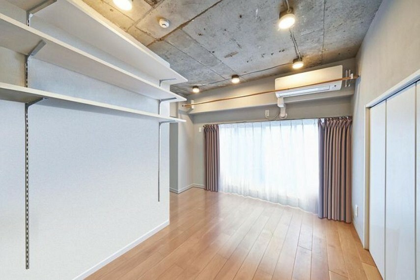 バルコニーに面した明るい洋室。※画像はCGにより家具等の削除、床・壁紙等を加工した空室イメージです。