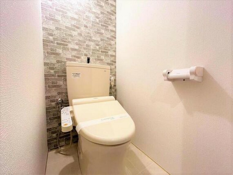 トイレ 水周りはシンプルに清潔感のあるホワイトで統一。収納が付いて実用性も兼ね備えた造り。