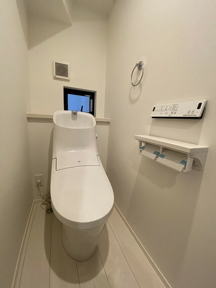 トイレ 階段下のスペースを有効活用した1階トイレ。温水洗浄便座付きのトイレを二箇所に設置しています。