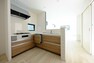 キッチン ■L型キッチン採用・少ない動きで効率的なキッチンスペース・背面の家電家具スペースも広々！
