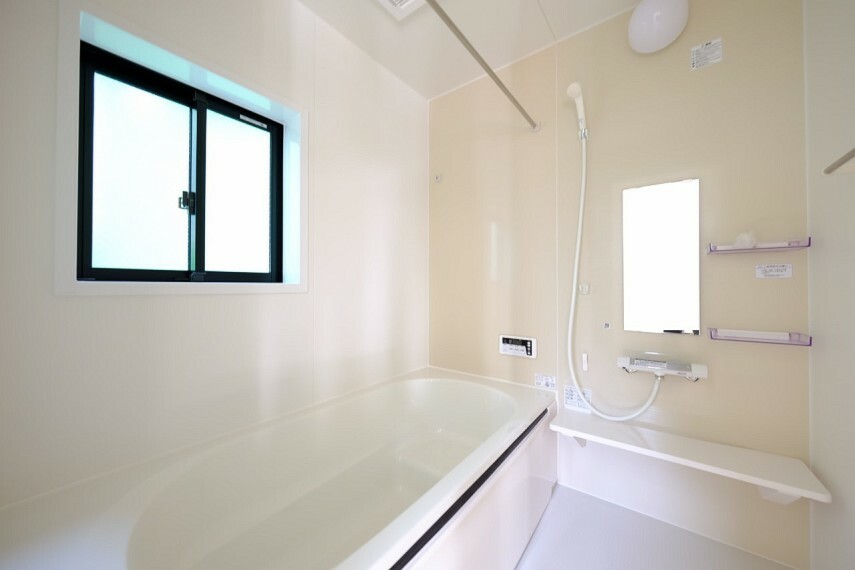 浴室 ■浴室乾燥暖房機能付き・窓のある1坪サイズのゆったりバスルーム