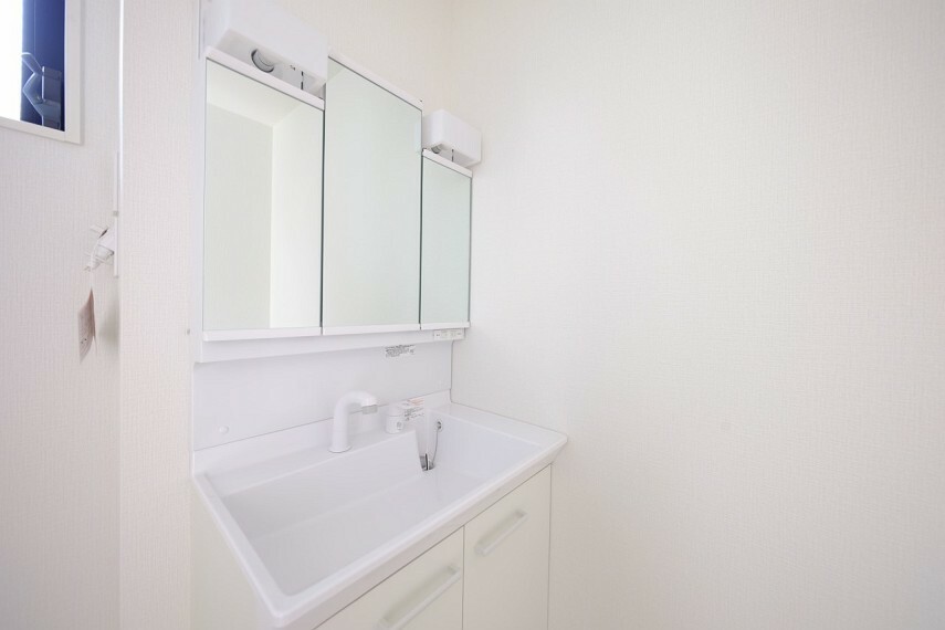 洗面化粧台 ■三面鏡シャンプードレッサー・余裕のスペースの洗面室は小物家具の置き場もある広さ