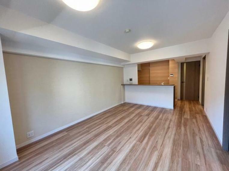 居間・リビング ナチュラルな床色は、家具も合わせやすく お部屋を自分好みに合わせることができ 家族団らんのひと時を、くつろげる空間にしてくれます