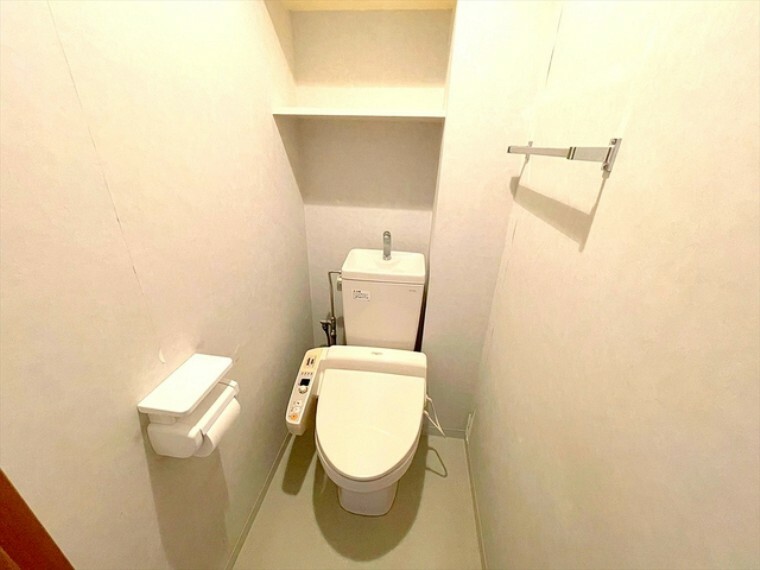 トイレ シンプルな機能を搭載したトイレ。家族みんなが使う場所だからこそ清潔にこだわりたいですね。■昭島市昭和町2　マンション■