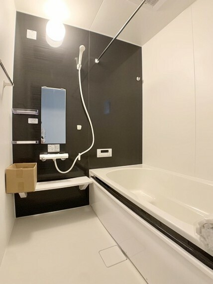 浴室 広々1坪タイプのゆったり浴室ユニット。防カビ・抗菌素材なのもうれしい。  浴室乾燥機、手すり付き。