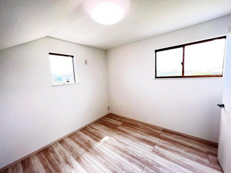 寝室 2面採光を確保した室内は、明るく風通しも良く、大変居心地の良い空間となっております。