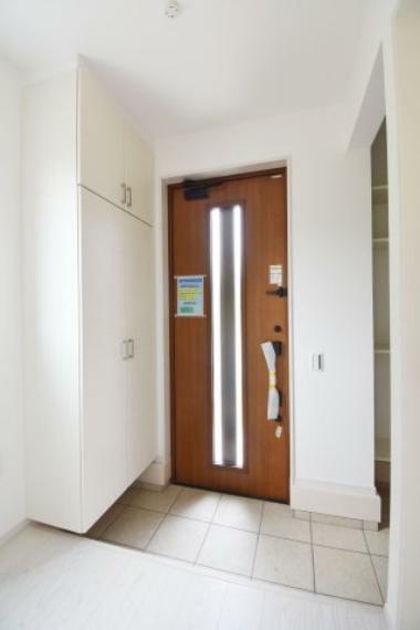 玄関 帰宅した家族や来訪者を出迎える玄関はシンプルで落ち着くデザイン。
