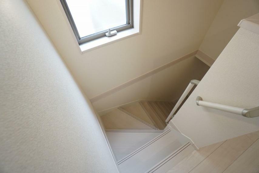構造・工法・仕様 ご年配の方でも安心できる、手すり付き階段。段差も低めで設定されており、安全性にも優れていますね＾＾