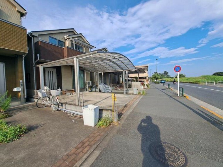 現況写真 【河川敷を望む・家の前の歩道】 周辺は住宅が建ち並ぶ閑静な住宅街です。