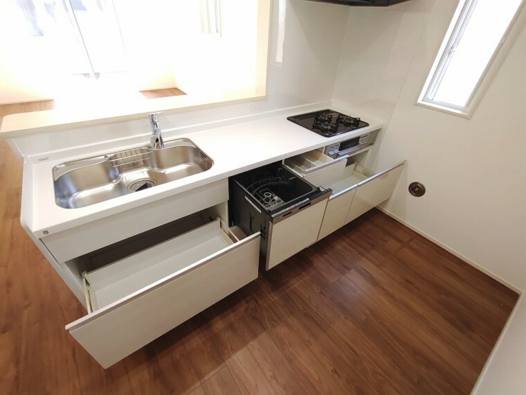 キッチン 【B号棟　キッチン】シンク下の収納スペースは出し入れしやすいスライドタイプ。大きな鍋やフライパンもラクに取り出せます。