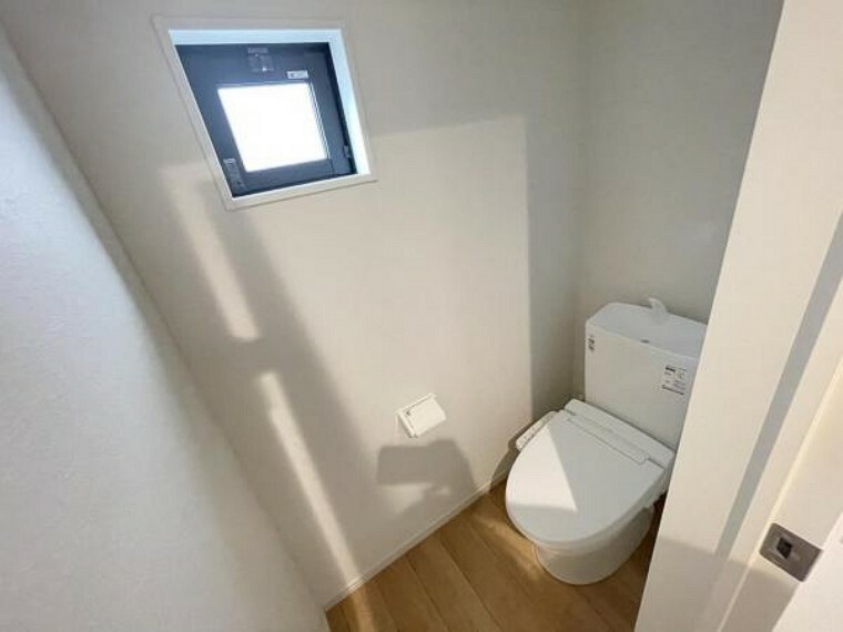 トイレ （トイレ）トイレは1階2階それぞれに設置されています。衛生的な温水洗浄便座です。窓がついているのも意外と嬉しいものですね！