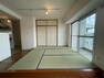 和室 畳スペース:柔らかい畳の上なら、小さなお子さまを遊ばせるのも安心ですね！
