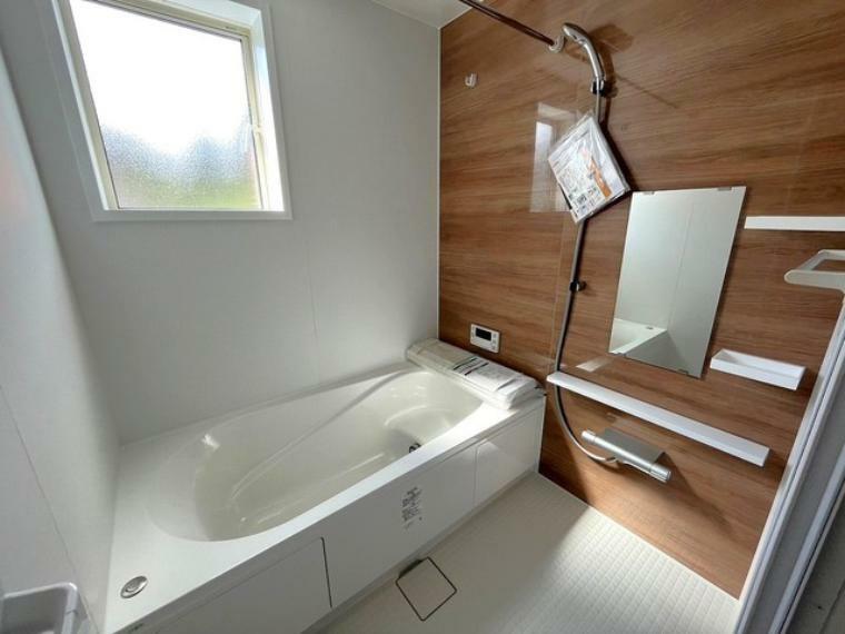 浴室 1坪サイズの浴室は、足をのばしてリラックスできます。浴室乾燥機付きなので、雨の日も気にせず洗濯物が干せます。