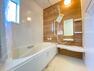 浴室 浴槽は跨ぎやすいよう配慮されており、シャワーヘッドの位置も変えられる、使い勝手の良い浴室です。（2024.4.10撮影）