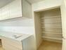 収納 パントリーは、キッチンに隣接して設けられる収納スペースです。 食品や飲料のほか、日常使う頻度の少ない調理器具や什器類をストックできます。（2024.4.10撮影）