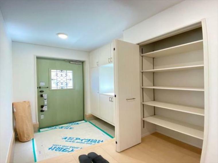 収納 清潔感のある空間を保てるよう、収納スペースを広く設けていますので、たくさんある靴もすべて収納して頂け、玄関をスッキリ綺麗な空間に纏めます。（2024.4.10撮影）