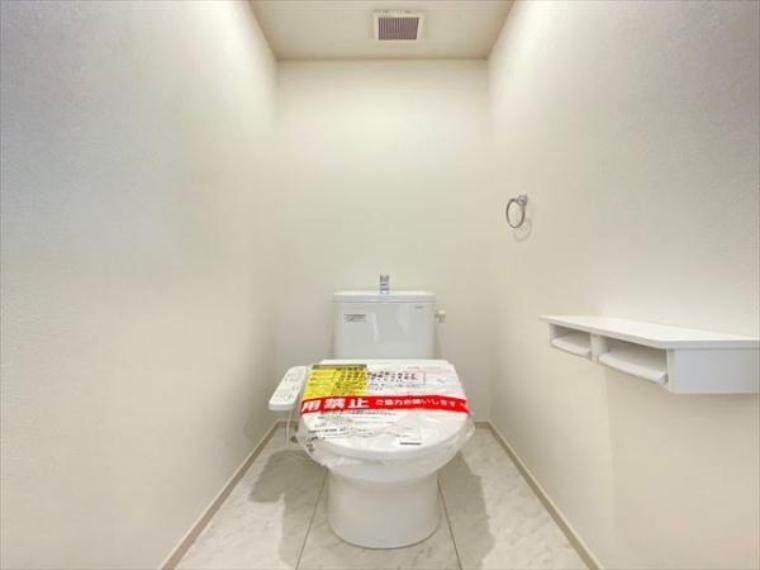 トイレ 清潔感溢れるトイレ。落ち着いた空間で安らぎのひとときをお過ごしいただけます。（2024.4.10撮影）