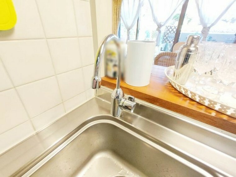 キッチン 浄水器付き。飲料水だけでなく料理にも幅広くおいしい水をご利用いただけます。