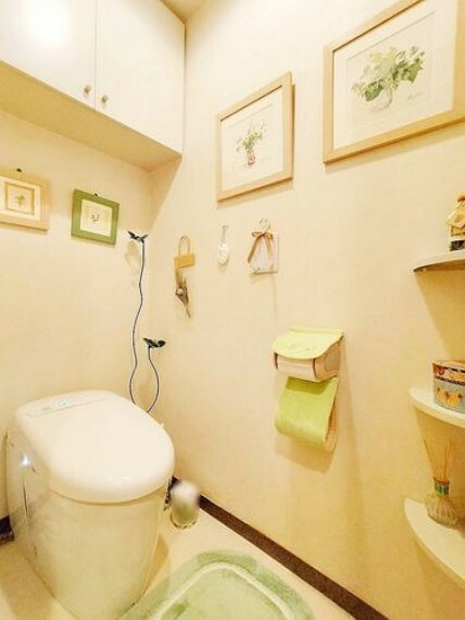 トイレ 【トイレ】トイレ洗浄機能付きを標準完備、清潔な空間が印象的です。