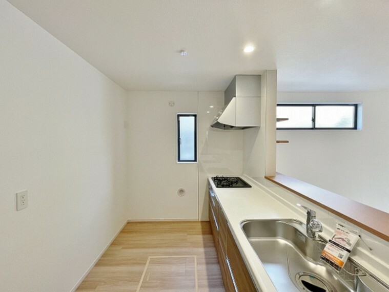 キッチン 通風＆採光にも考慮した小窓付きキッチンスペース