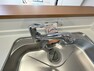キッチン 見た目にもスマートな浄水器一体型。水栓は、引出し式のシャワーヘッドなのでシンクの隅々までお掃除できます