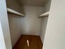 収納 2階8帖洋室のウォークインクローゼット。扉がないので通気性がよく、開放感があり一目で見渡せ、衣類の出し入れも簡単です。折り戸や開き戸のように、扉前のスペースが必要ないのでお部屋を広く使えます。