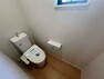 トイレ 2階トイレ。1階、2階ともに節水省エネ仕様のシャワートイレを採用しています。壁面上部に突っ張り棒を利用した収納棚をつくると、邪魔になりません。