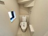 トイレ ウォシュレットの前方が持ち上がる便利なリフト機能です。ウォシュレット本体と便器部の間をラクにお掃除できます。2連のペーパーホルダーになっているのでトイレットペーパーが切れる心配がありません。