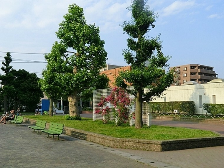 公園 潮田公園 テニスコート、野球場、遊具広場、コミュニティハウスなど、年間を通して利用できる施設が多々あり、夏にはプールも開放します。