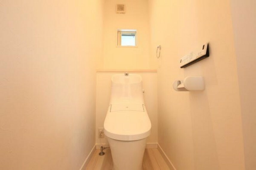 トイレは1階と2階にございますので、忙しい時や来客の際もスムーズに使うことができて便利です。
