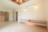 居間・リビング ナチュラルな色を基調とした落ち着きのあるリビングダイニングは、リラックスできる癒し空間です。開放感のある折上天井を採用したリビングです。