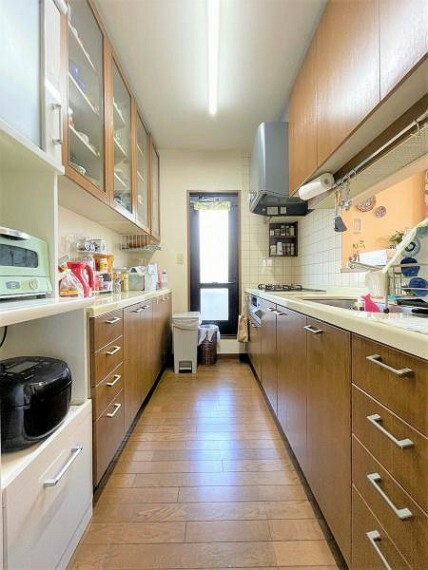 キッチン 2階キッチン～毎日使うキッチン廻りが綺麗で清潔に保たれていると、お料理を作るのも楽しくなります。機能性とデザイン性を持たせたキッチンで気持ちよくお料理ができそうですね。