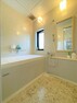 浴室 落ち着いた空間を演出するカラーとゆったりお使い頂ける広さが魅力のバスルーム。浴室には浴室乾燥機も付いており、いつでも快適で心地の良いバスタイムを実現できます。