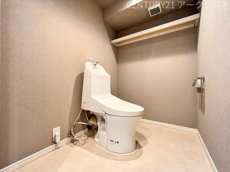 トイレ とてもゆったりとしたトイレ空間です。シンプルな内装のスッキリとしたトイレです。お手入れやお掃除が、簡単にできるシンプルなデザインです。